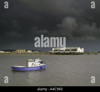 Weston super Mare Hafen und alte Grand Pier von knightstone Insel mit Gathering Storm clouds Stockfoto