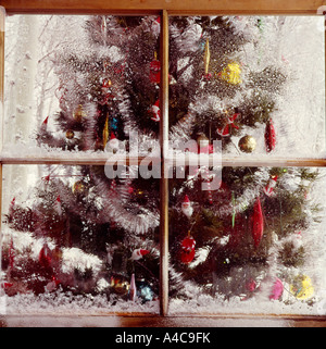 Frostigen Fenster mit Blick auf Weihnachts-Dekor Stockfoto