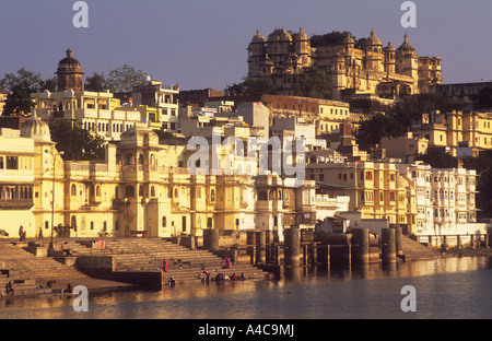 Stadtschloss und Lal Ghat Udaipur Rajasthan Indien Stockfoto
