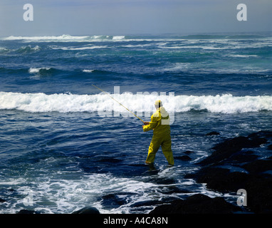 Surf-Fischer steht die mächtigen Wellen des Pazifischen Ozeans entlang der felsigen Küste von Oregon Stockfoto