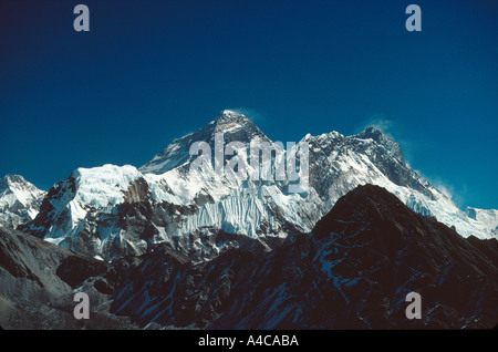 Everest erhebt sich über dem Lhotse-Nuptse Kamm gesehen vom Gokyo Peak Nepal Himalaya Stockfoto