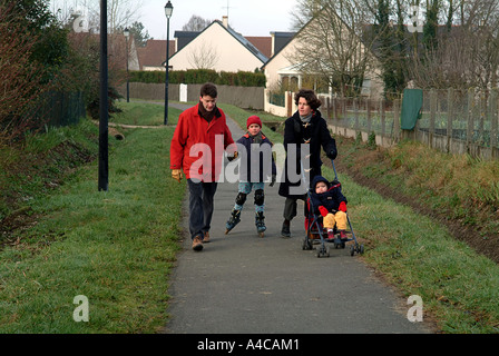 Ein Spaziergang mit der Familie Stockfoto