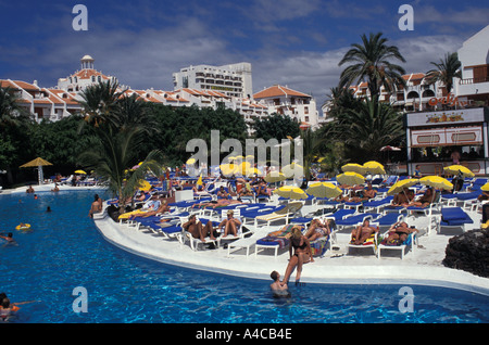 Hotel-Pool am Playa de Las Americas auf Teneriffa, Spanien Stockfoto