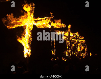 East Hoathly Bonfire Night: brennende Kreuze werden empor vertreten Dorfbewohner in den beiden Weltkriegen verloren gehalten. Bild Jim Holden. Stockfoto