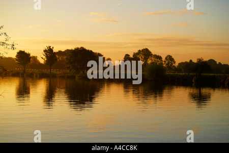 Sonnenaufgang auf dem Fluss Trent; Nottinghamshire UK Stockfoto