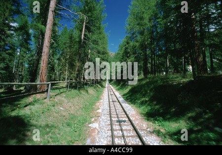 Seilbahn verfolgt auf Muottas Muragl Berg, St. Moritz Oberengadin Schweiz Stockfoto