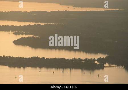 Deutschen Ufer des Bodensees mit Insel Lindau (Bodensee) bei Sonnenuntergang vom Berg Pfänder, Bregenz Österreich Stockfoto