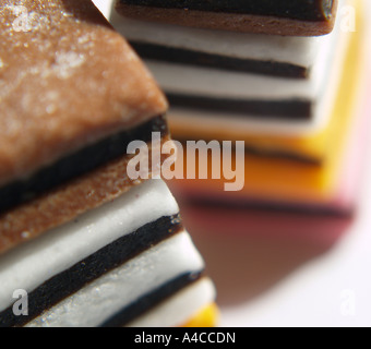 Zwei Türme von Liquorice Allsorts Stockfoto