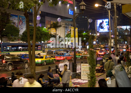 Central World Plaza und Isetan Kaufhaus hinter schweren Berufsverkehr in Bangkok City center Thailand Stockfoto