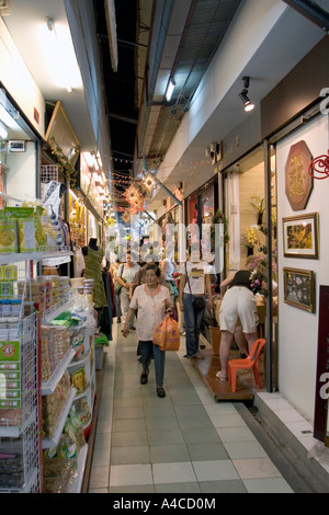 Einkaufspassage mit Geschäften und Käufer innerhalb des ursprünglichen Suan Lum Night Bazaar im Lumpini, Bangkok, Thailand. Geschlossen im Jahr 2011. Stockfoto