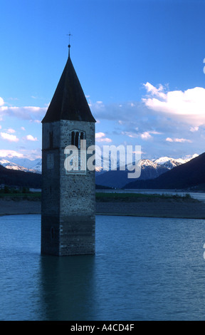 Turm der Ertrunkenen Dorf Graun Val Venosta (Graun Im Vintschgau) am Passo Resia Trentino Alto Adige Italien Mai 1999 Stockfoto