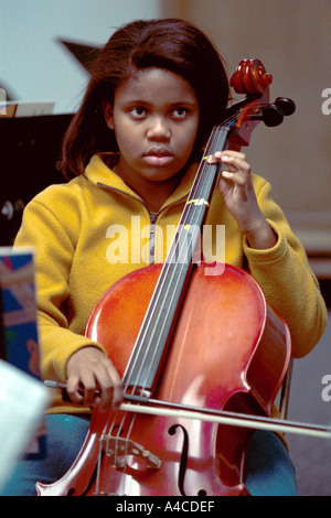 Eine Mädchen konzentriert sich ein Cello zu spielen, während einer Probe Stockfoto