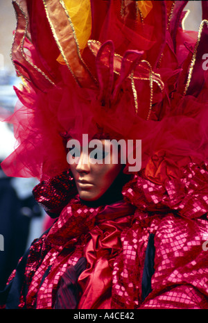 Italien Venedig Karneval Goldmaske rote Kostüm Stockfoto