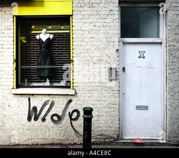 Kleid-Schaufenster und Haustür aus Brick Lane in Londons East End Stockfoto