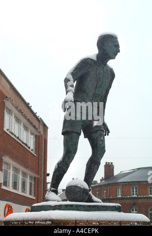 Eine Größe Statue des legendären Football Players, Sir Stanley Matthews.Standing In Hanley Stadtmitte In Stoke-On-Trent. Stockfoto