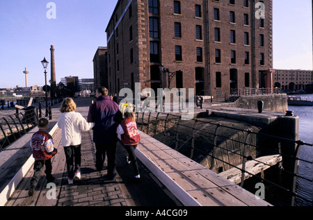 EINE FAMILIE SPAZIERGÄNGE IM NEU RENOVIERTEN ALBERT DOCK IN LIVERPOOL, ENGLAND Stockfoto