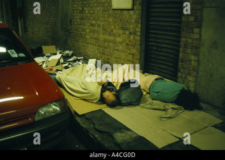 OBDACHLOSE MENSCHEN SCHLAFEN IN EINEN PARKPLATZ IN DER NÄHE VON KINGS CROSS, LONDON 1992 Stockfoto