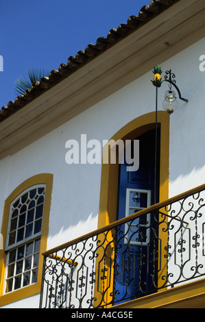 Paraty, Rio De Janeiro, Brasilien. Obere Balkon von einem gepflegten Haus im Kolonialstil. Stockfoto