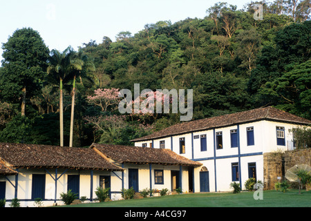 Rio de Janeiro, Brasilien. Hotel Fazenda Ponte Alta; weiße und blaue kolonialen Gebäuden des Hotels. Stockfoto