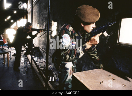 Serbische Soldaten Mann Positionen in einer Schule, die der Frontlinie zwischen serbischen und muslimischen Kräften Sarajevo Sept. 1992 markiert Stockfoto