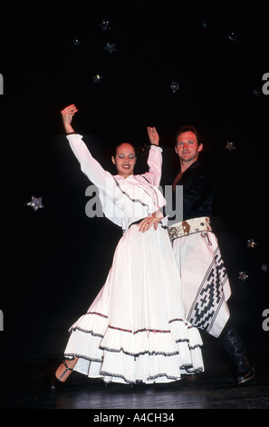 Argentinien. Gaucho-Tänzerin mit Partnerin im langen weißen Kleid der Tango tanzen. Stockfoto