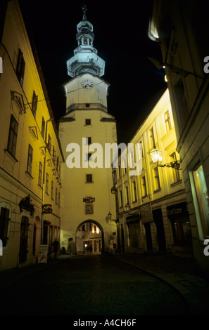 Bratislava, Slowakei. Michalska Brana (Michaelertor) Tower in der Nacht. Stockfoto