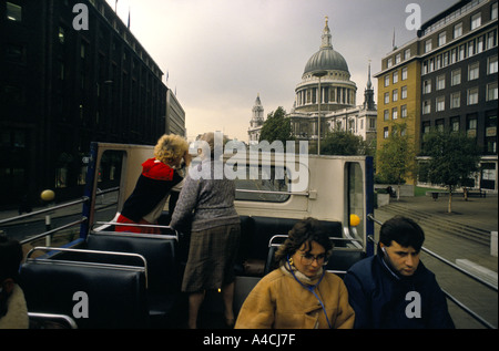 Anhören von audio-Guide auf Touristen öffnen Oberdeck der Bus vorbei St. Pauls Cathedral Stockfoto