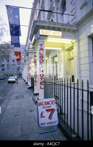 GÜNSTIGE HOTEL UNTERKUNFT FÜR TOURISTEN MIT SCHMALEM GELDBEUTEL. DAS TALBOT HOTEL ZEIGT SCHILD MIT RAUM-STELLENANGEBOTE Stockfoto