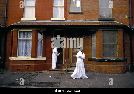 MITGLIEDER DER "KIRCHE DES KREUZES UND DES STAR" EIN EVANGELISCHER CHRIST-SEKTE, SPAZIERGANG DURCH MOSS SIDE, MANCHESTER, ENGLAND, 1993 Stockfoto