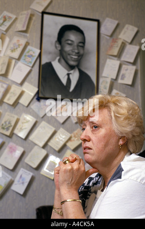 MOSS SIDE STORY "MANCHESTER, DENISE STANLEY, DER MUTTER DES ERMORDETEN BENJI. Stockfoto