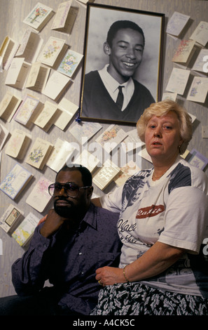 MOSS SIDE STORY "MANCHESTER, DENISE STANLEY MIT IHREM EHEMANN 'JUNIOR' NEBEN PORTRÄT VON BENJI.  BENJI STANLEY WURDE ERSCHOSSEN Stockfoto