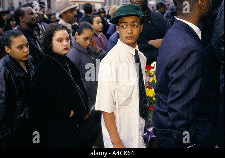 "MOSS SIDE STORY" MANCHESTER, DENISE STANLEY, DIE ANKUNFT IN DER KIRCHE FÜR DIE BEERDIGUNG, UNTERSTÜTZT VON FAMILIENMITGLIEDERN, Stockfoto