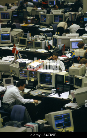 MAKLER AUF TRADING FLOOR UMGANG BESTÄNDE & WÄHRUNG. CITY OF LONDON 1994 Stockfoto