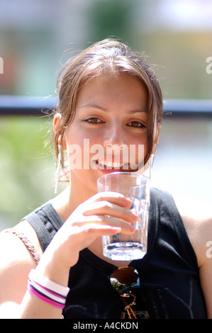 Royalty free Foto von britischen College-Studentin, Geselligkeit und Lachen mit Getränk in einem Londoner Café Pub UK Stockfoto