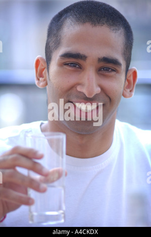 Royalty free Foto von britischen College-Studentin, Geselligkeit und Lachen mit Getränk in einem Londoner Café Pub UK Stockfoto