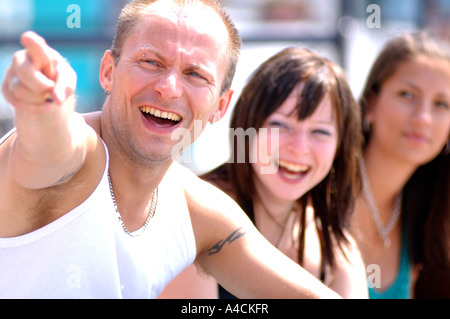 Lizenzfreie kostenlose Foto von britischen College Studenten Lachen Spaß in urban Cafe London UK Stockfoto