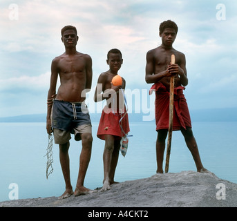 Drei Jungs von der Matupit Insel Fisch im Sulphrous Meer im Schatten des Vulkans Mount Tuvurvur Stockfoto