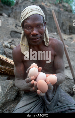 Phillip gebürtig Matupit Islander zeigt seine Beute von Megapodes Eiern am Fuße des Mount Tuvurvur Vulkan Stockfoto