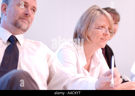 Lizenzfreie kostenlose Foto Reife britische Business-Frau und Mann lächelnd und selbstbewusst in London UK treffen Stockfoto