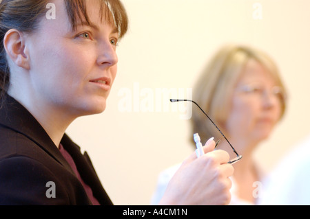 Lizenzfreie Fotografie des jungen britischen Business-Frau bei der Erfüllung suchen, interessiert und aufmerksam in London UK Stockfoto