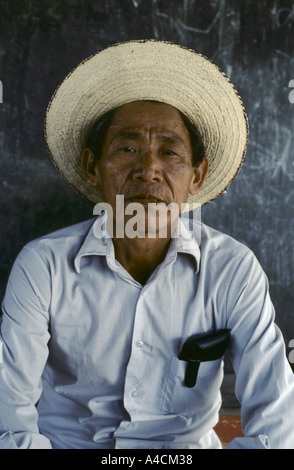 Porträt eines Guayami indischen Mannes trägt eine Strohhut Panama 1981 Stockfoto