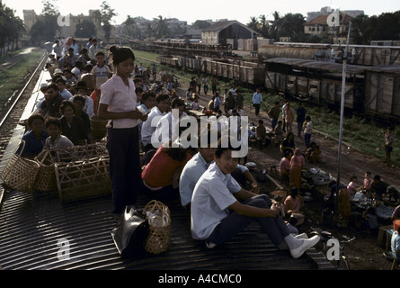 Passagiere am Bahnhof in Phnom Penh sitzen auf dem Dach dieser überfüllten Zug nach Süden reisen. Stockfoto