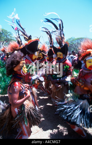 Hiri Moale Festival Huli Stammesangehörigen aus dem südlichen Hochland führen traditionelle Tänze Stockfoto