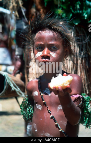 Ein kleiner Junge in Tracht bei Hiri Moale Festival Port Moresby Central Provinz Papua-Neu-Guinea Stockfoto