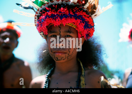 Hiri Moale Festival Tribeswoman in Gesicht malen und Kopf Kleid führt traditionelle Tänze Stockfoto