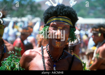 Hiri Moale Festival Stammesangehörige in Kriegsbemalung führt traditionelle Tänze Stockfoto