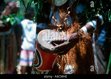 Hiri Moale Festival Gogooala Stammesangehörige in Kriegsbemalung aus dem südlichen Hochland führt traditionelle Tänze und spielt die bongo Stockfoto