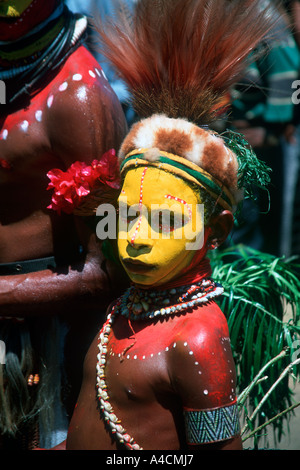 Huli Wigman ein Junge aus dem südlichen Hochland in traditioneller Tracht auf dem Hiri Moale Festival Stockfoto