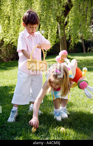 Jungen und Mädchen spielen im Hof Stockfoto