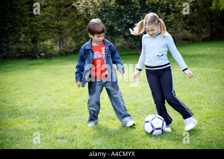 Kinder spielen Fußball Stockfoto